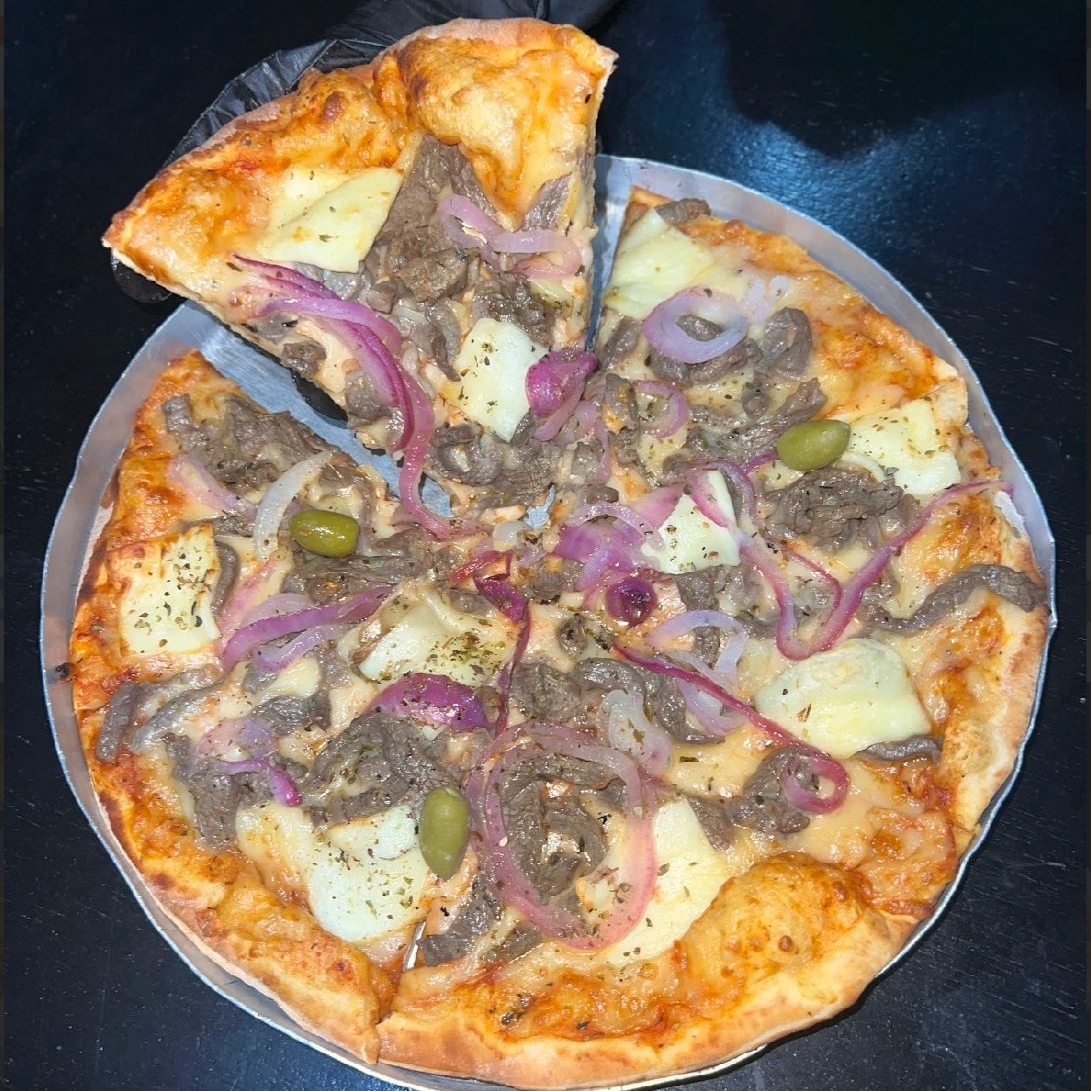 MUSSARELA,CARNE DE SOL EM TIRAS,QUEIJO COALHO,MANTEIGA DE GARRAFA,CEBOLA ROXA E ORÉGANO.