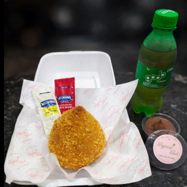 Nossa coxinha artesanal de aprox.240g (grande) é feita com massa macia de batata e leite, recheada com frango desfiado bem temperado e Catupiry® original e empanada na farinha panko, que a deixa crocante por fora e cremosa por dentro. Acompanha 1 refrigerante de 230ml, 1 brigadeiro de colher + 2 sachês hellmans (catchup e maionese). Aqui prezamos pela qualidade dos insumos para entregar o melhor aos nossos clientes.