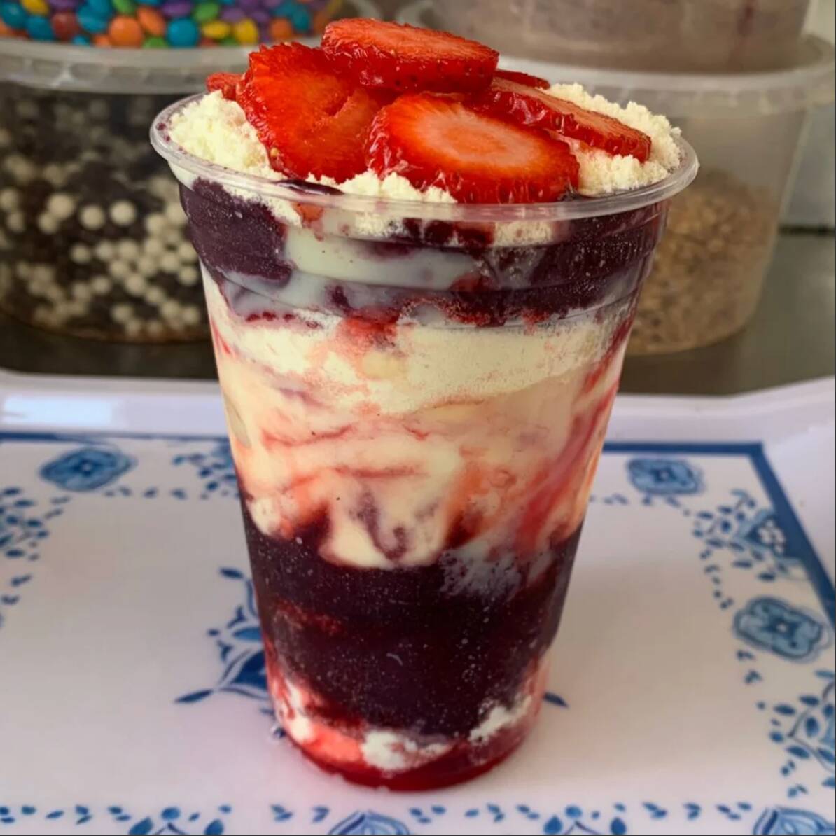 Morango, Leite condensado e Leite em Pó. Refrescante, leve e com aquele toque frutado que dá vontade de repetir. Um dos queridinhos de quem gosta de equilíbrio com doçura.