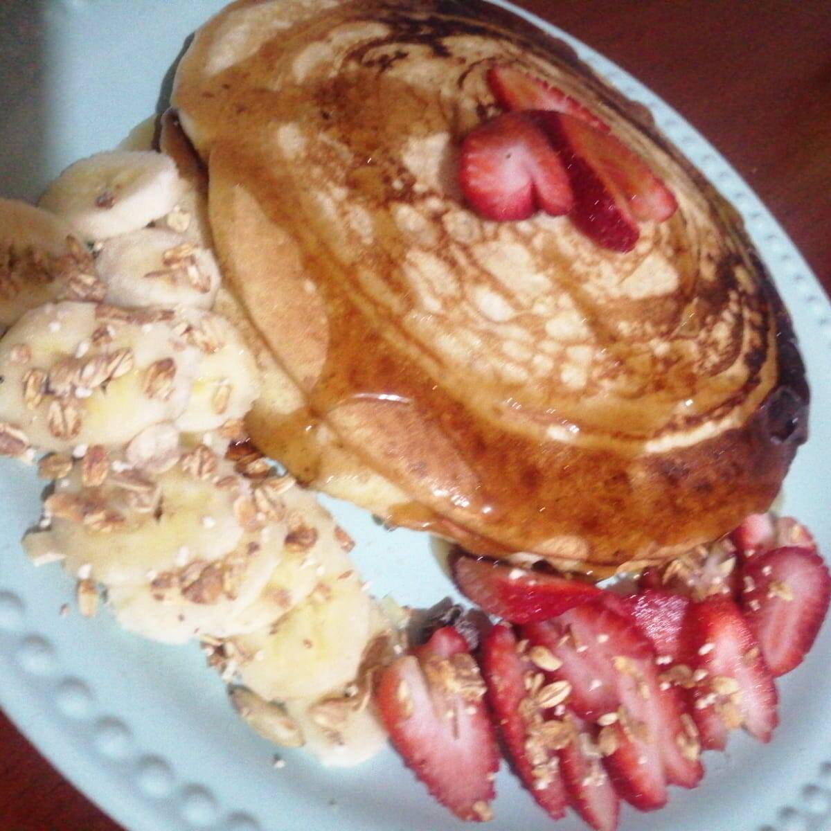 Hot Cakes (2 Piezas) con Fruta del Día