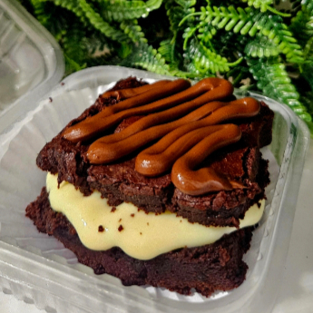 Brownie recheado com creme de ninho e cobertura de nutella.