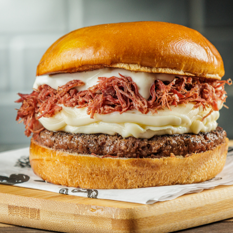 Blend bovino130g, delicioso pão brioche, 120g de charque, saboroso queijo prato, creme cheese e maionese farini.