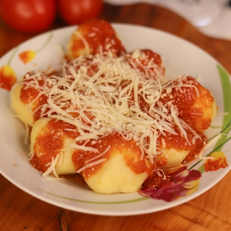 Apresentamos nossa oferta especial do Dia: o sublime Nhoque Recheado com Mussarela. É uma obra-prima culinária, onde bolinhas macias e aveludadas de nhoque, feitas à mão, escondem em seu interior um recheio generoso de mussarela de primeira qualidade. Este prato cativante é uma celebração de sabores e texturas, oferecendo um deleite requintado para o paladar. Experimente nosso nhoque inesquecível