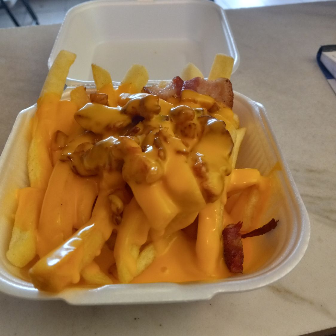 Papas Fritas con Queso y Tocino