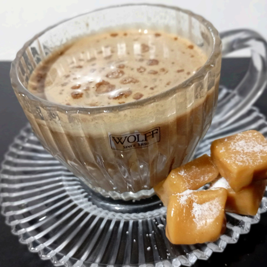 Leite em pó, café solúvel, cacau, caramelo e um toque de sal. Servido quente em copo térmico, oferece um sabor único e equilibrado.
