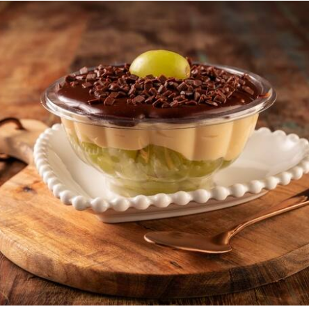 Morango, creme de galak, ganache de chocolate nobre ao leite, raspas de chocolate nobre, finalizado com Uva