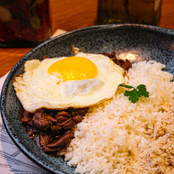 Arroz branco, Picadinho de filé, Farofa de Banana e Ovo frito.