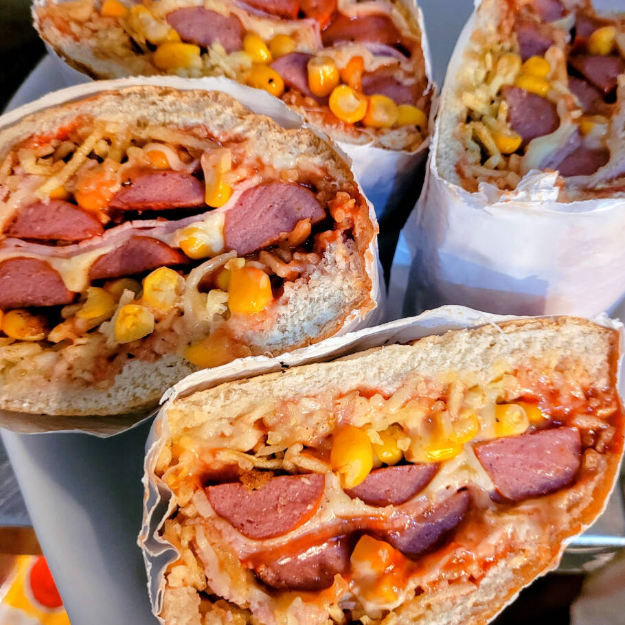 Saboroso lanche com 4 salsichas, muçarela, milho, batata palha, ketchup e maionese