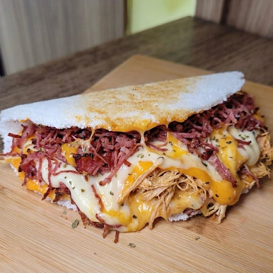 Tapioca recheada com frango desfiado, calabresa,cheddar e requeijão cremoso.