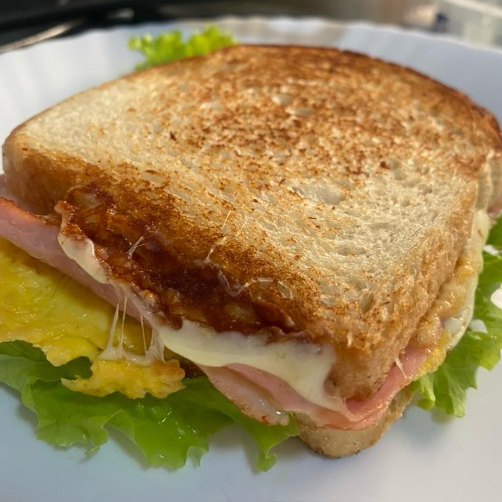 Pão de forma, Mussarela, Presunto, Tomate, Ovo
