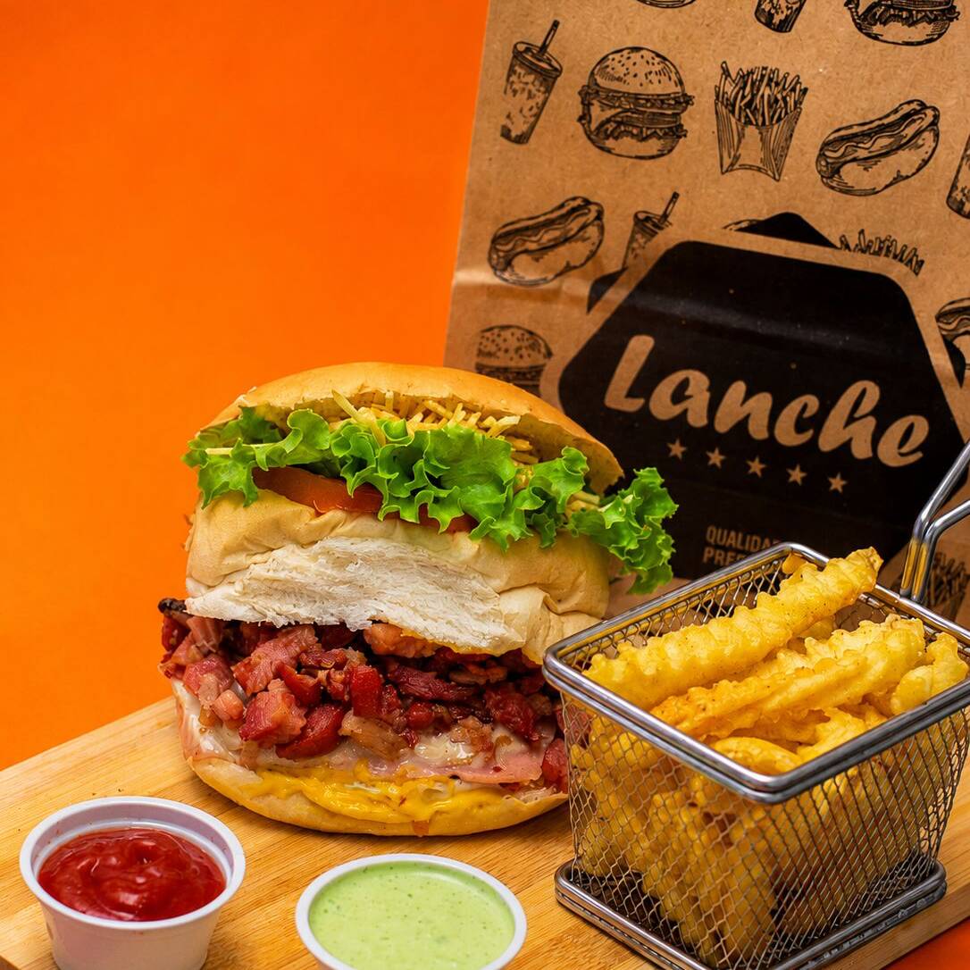 Combo Homem de Ferro chegou pra salvar sua fome! Hambúrguer Homem de Ferro cheio de sabor Batata frita crocante Coca-Cola 350ml bem gelada pra completar Um combo poderoso, digno de herói!