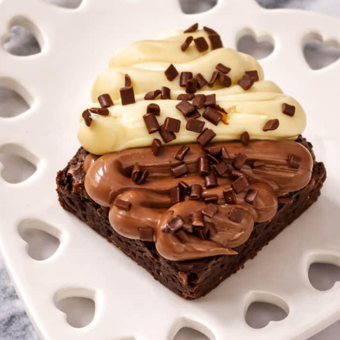 Fatia de brownie de chocolate meio amargo, brigadeiro suave de ninho, brigadeiro de cacau 50%