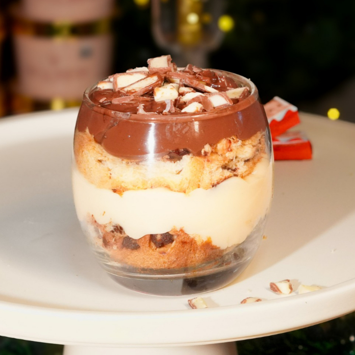 Uma sobremesa simplesmente irresistível! Camadas de Chocottone Bauducco super macio intercaladas com um brigadeiro ao leite cremoso e um brigadeiro branco delicioso. Para finalizar, pedaços generosos de Kinder Chocolate que deixam cada colherada ainda mais especial. Um potinho cheio de sabor, textura e indulgência.