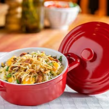 Delicioso arroz branco com ovos, cebola, batata-palha e bacon.