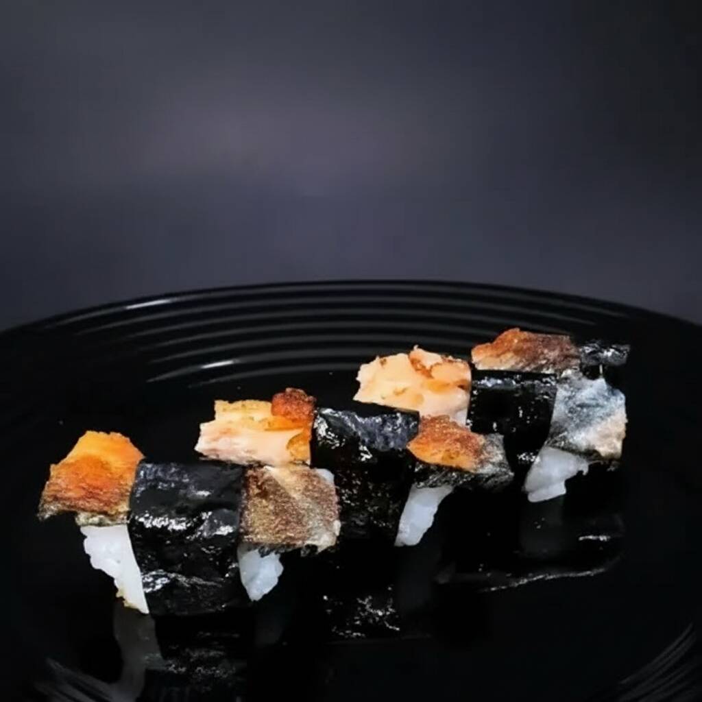 Arroz, pele de salmão, nori.