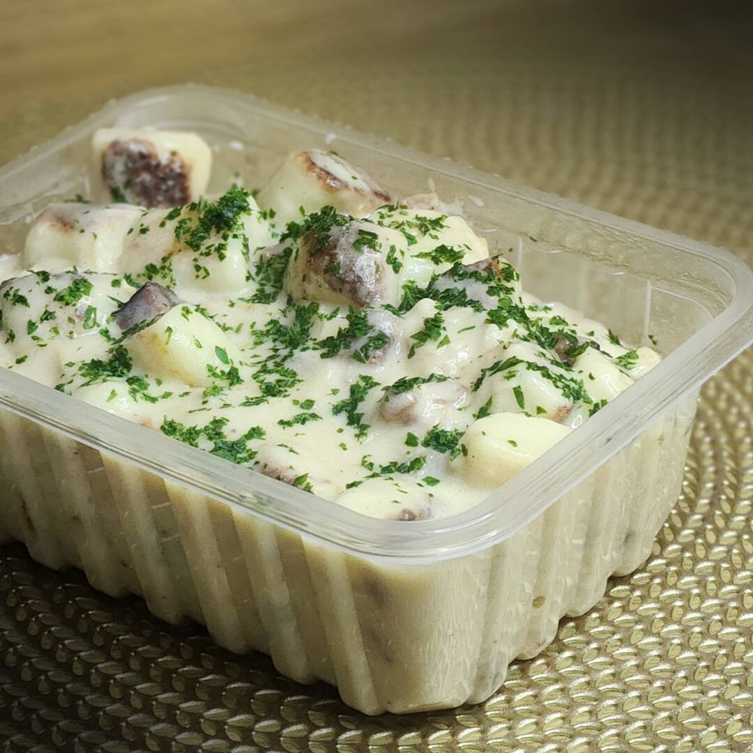 200g do nosso nhoque de batata feito na casa, selado na manteiga e servido com molho bechamel cremoso, frango desfiado, bacon e finalizado com salsinha. Uma combinação de sabores fortes com um toque de elegância.