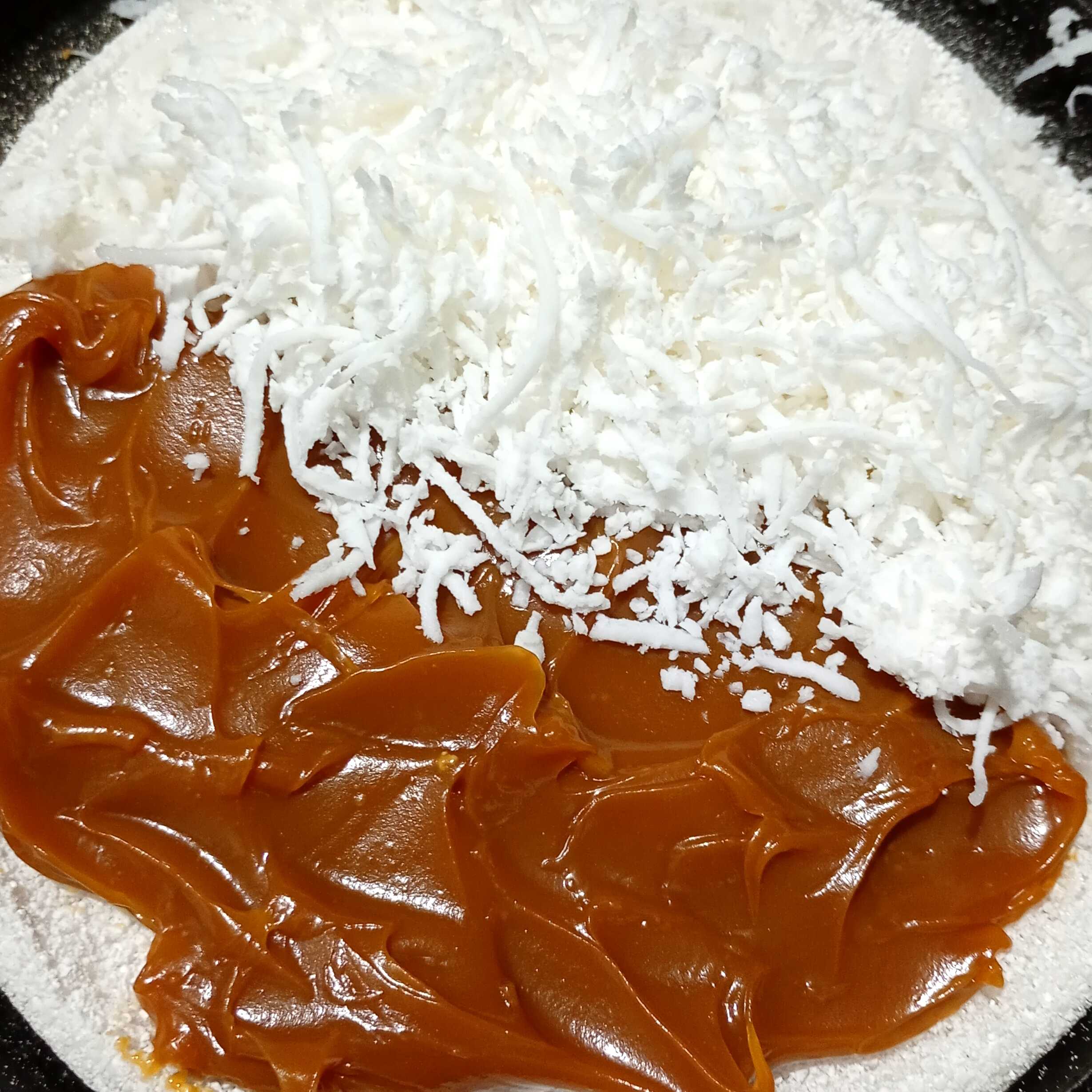 Massa de tapioca com doce de leite e coco