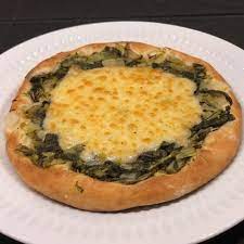 PIZZA DE BROCOLIS COM MUSSARELA