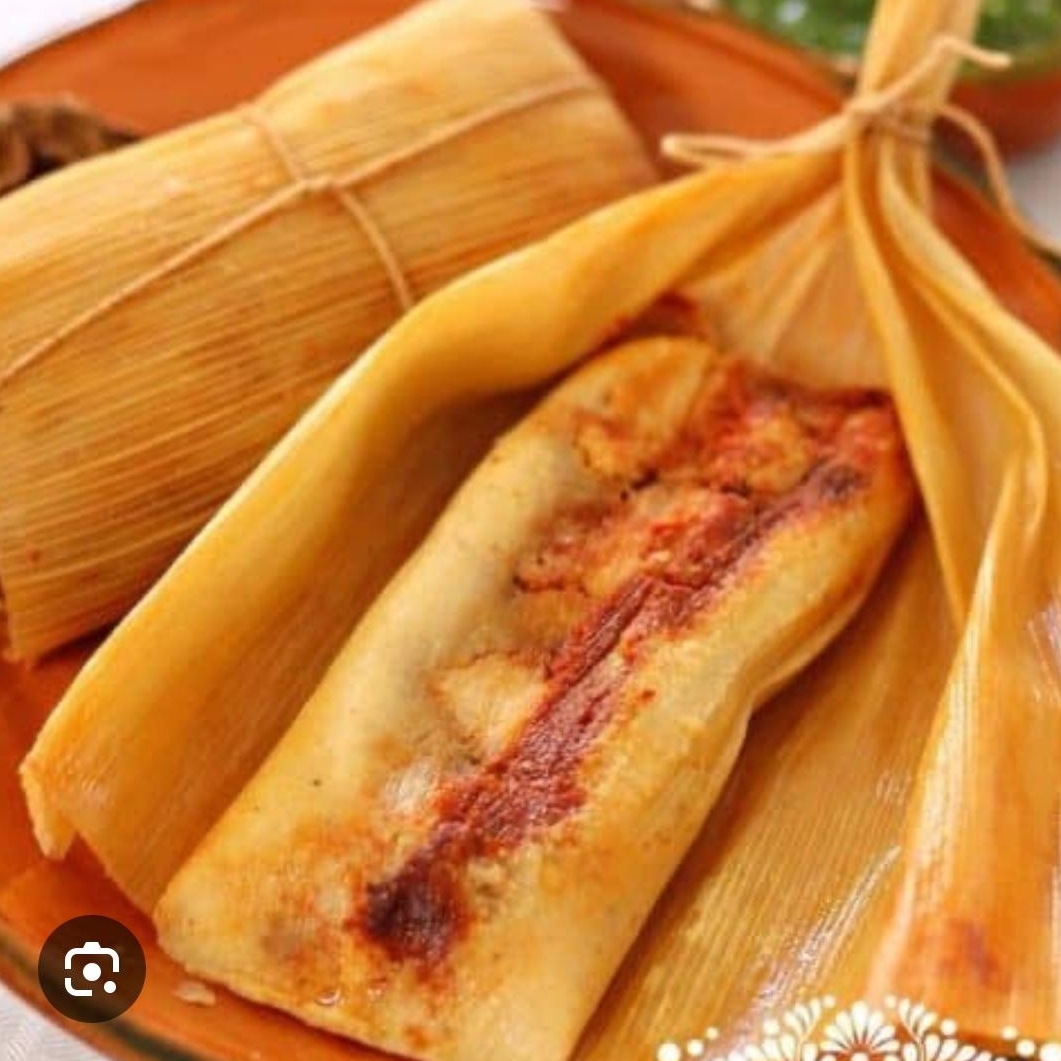 Tamal de Maiz Relleno De Queso En Salsa Roja