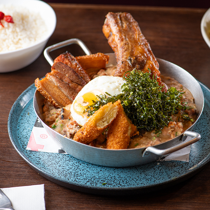 Mignon suíno grelhado no ponto, suculento e bem temperado, servido com tutu de feijão cremoso e cheio de sabor. Acompanha arroz soltinho, ovo frito dourado com gema macia e batatas fritas crocantes.