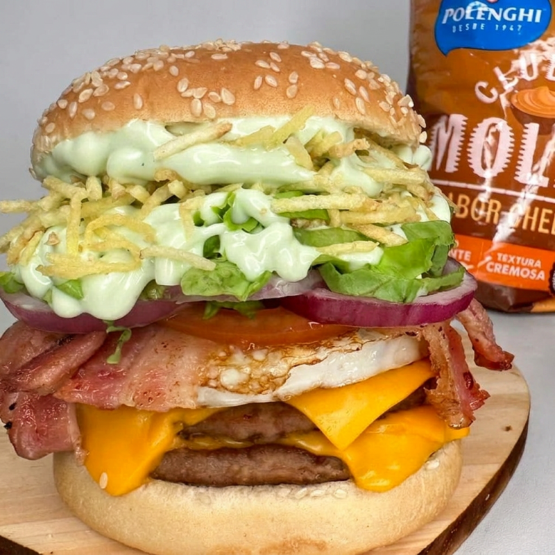 2 Hamburguer, ovo, chedar, bacon, batata palha, alface,ceboa roxa, molhos e queijo.