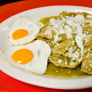 Chilaquiles con 2 Huevos Estrellados
