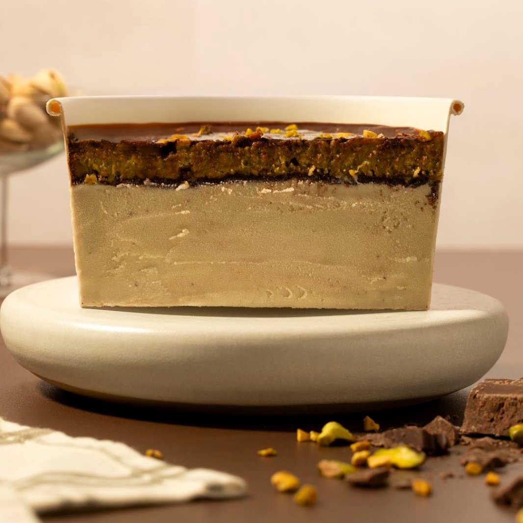 Sobremesa de gelato de pistache, com calda crocante de pistache e casquinha crocante de chocolate finalizados com pedaços de pistache 1L.