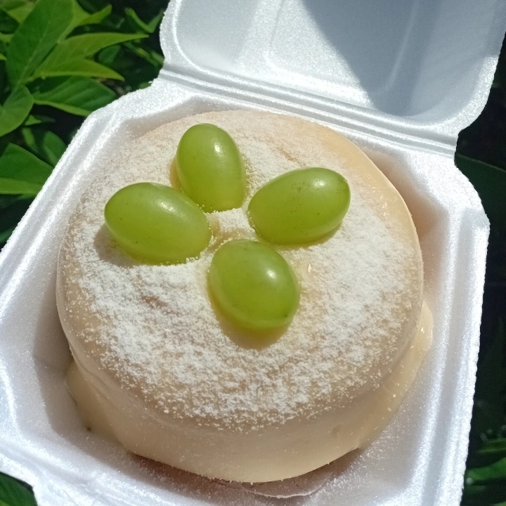 Bolo com deliciosa massa branca, recheado com creme de ninho e uvas verdes sem sementes. Coberto com brigadeiro de ninho cremoso, finalizado com ninho em pó e uvas verdes sem semente.