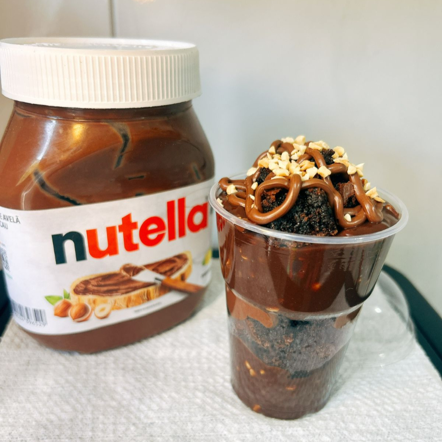 A combinação perfeita para quem não abre mão de qualidade. Montado em camadas para você sentir todos os sabores em cada colherada! O que vem no copo: * Brigadeiro de Ferrero Rocher; * Nutella original; * Brownie em cubos; * Xerém de amendoim; * Finalizado com mais Nutella, amendoim e brownie. Ideal para dividir (ou não!).
