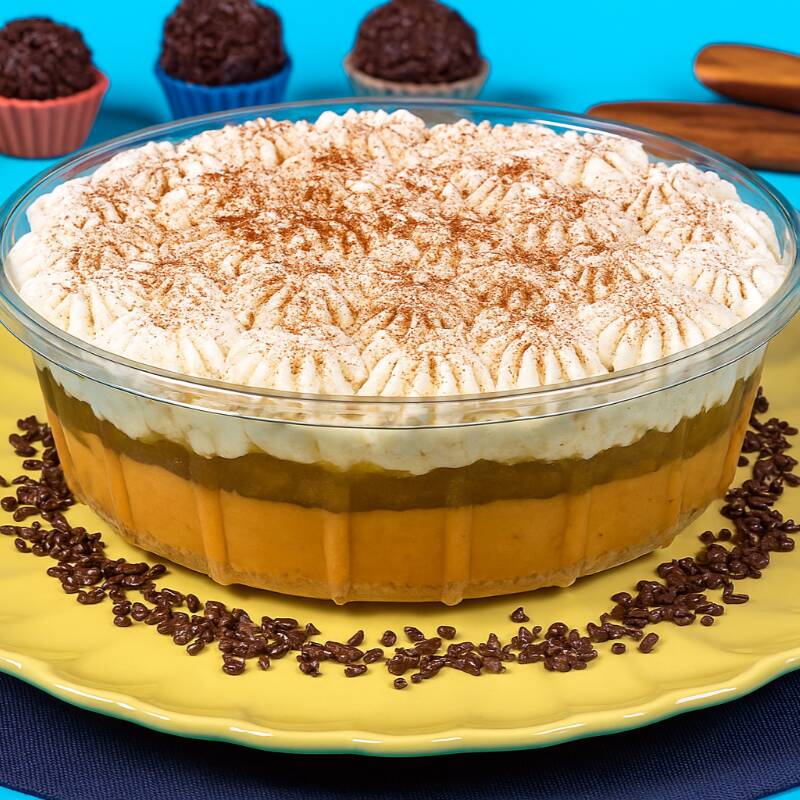 Camada crocante de farofa de bolacha, doce de leite cremoso, banana caramelizada no ponto certo, chantilly gourmet de leite Ninho e um toque especial de canela. Peso: 500 gramas. Serve de 4 a 6 Pessoas. - Sirva Geladinho! - Importante: atendendo às melhores práticas de confeitaria, nosso produto é mantido semicongelado para maior frescor e qualidade. - Compre esta Sobremesa com Ótimo Desconto através dos nossos Combos!