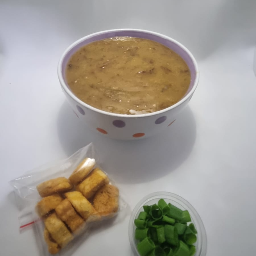 Um saboroso Caldo de mandioca com Fraldinha desfiada acompanha, Mandioca, Fraldinha desfiada. Acompanha Torrada e Cebolinha.