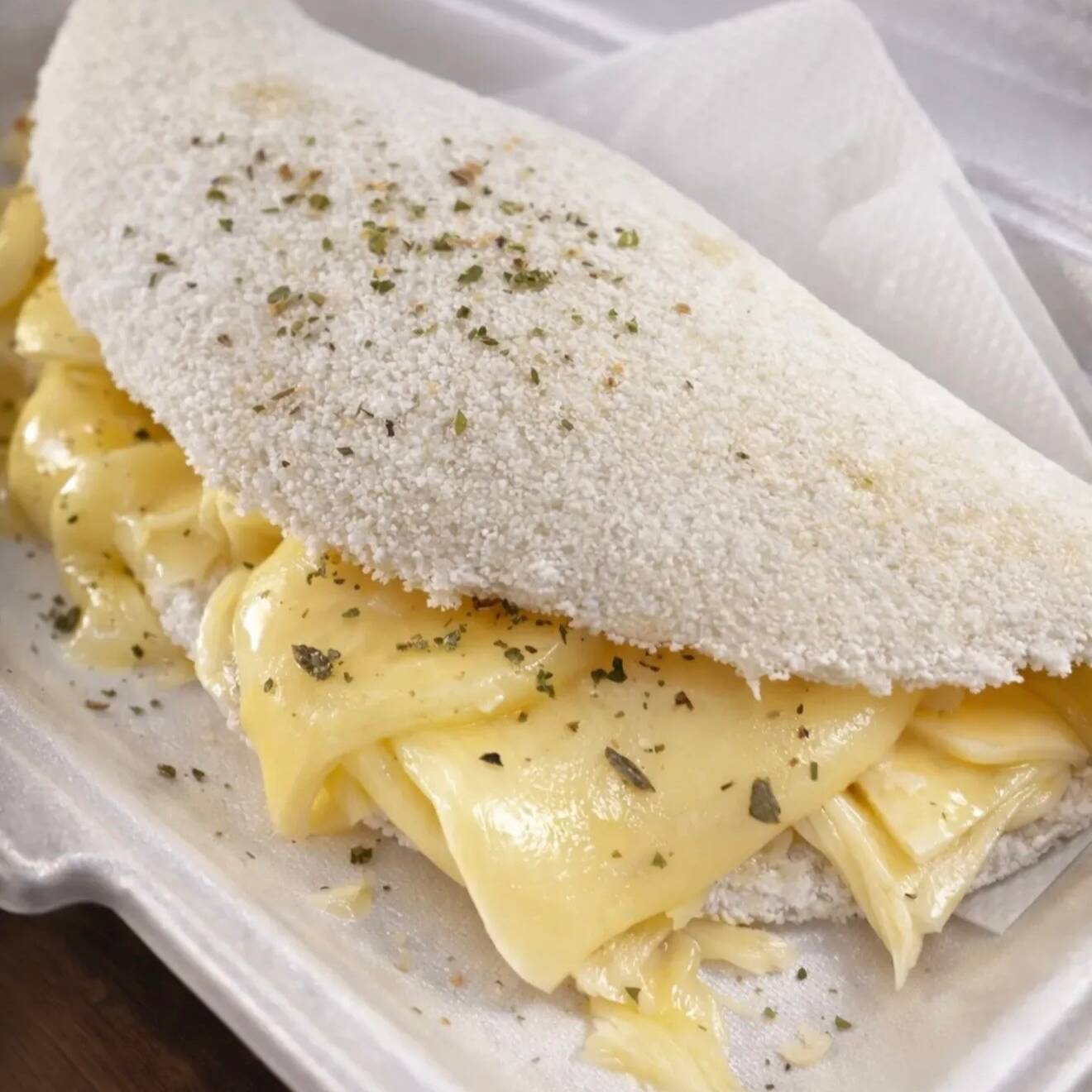 Clássica combinação de queijo derretido e presunto suculento dentro de uma tapioca macia.