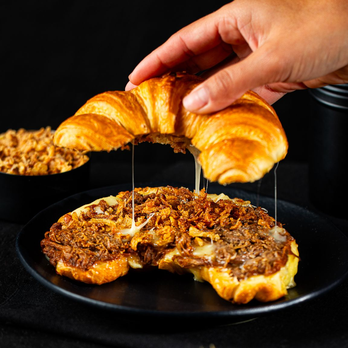 Croissant amanteigado recheado com creamcheese, costela ao molho barbecue, cebola crispy e queijo muçarela. Obs.: a Bertoni Doces não altera nenhum produto ou retira/adiciona ingrediente.