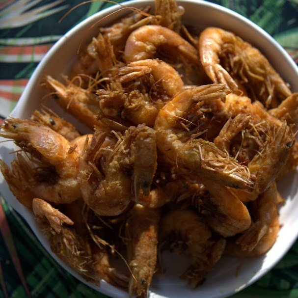 1 kg de camarão in natura, sal, limão e farinha de trigo. Com casca e cabeça, Seu peso final pode variar até 30%