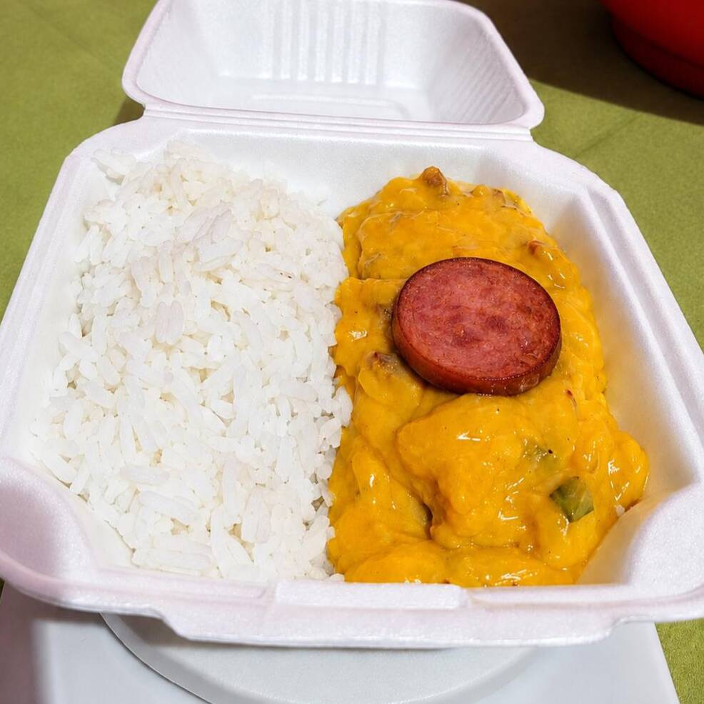 Vatapá de Calabresa cremoso e bem temperado, preparado com ingredientes selecionados e aquele sabor caseiro irresistível. Acompanha arroz branco soltinho