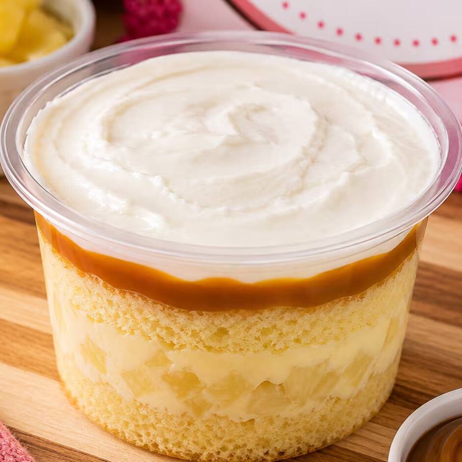 Duas camadas de bolo fofinho e bem molhadinho, recheadas com um delicioso creme de abacaxi e doce de leite cremoso. Uma combinação equilibrada, cremosa e irresistível.