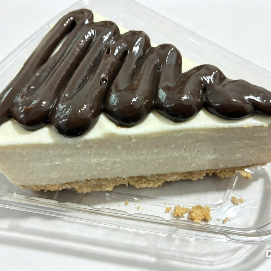 Porcion cheesecake con topping chocolate