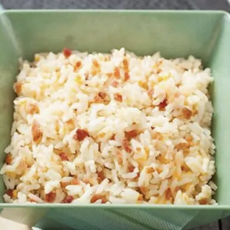 Delicioso arroz soltinho, alho e bacon frito.
