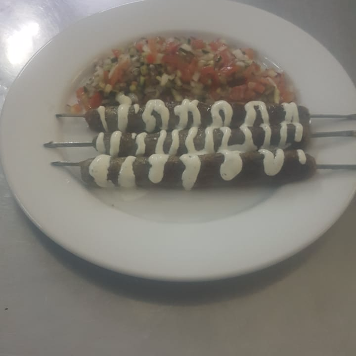 Brocheta de Kebab con Ensalada Israelí