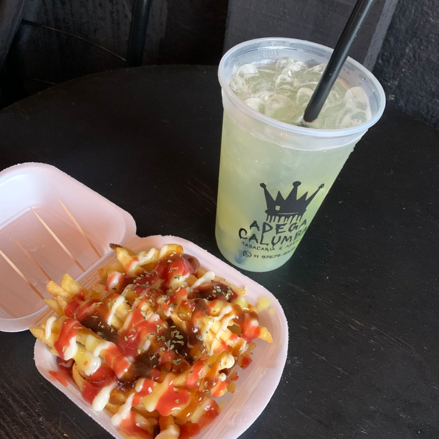 deliciosa batata frita com ketchup,mostarda,barbecue, maionese e oregano.