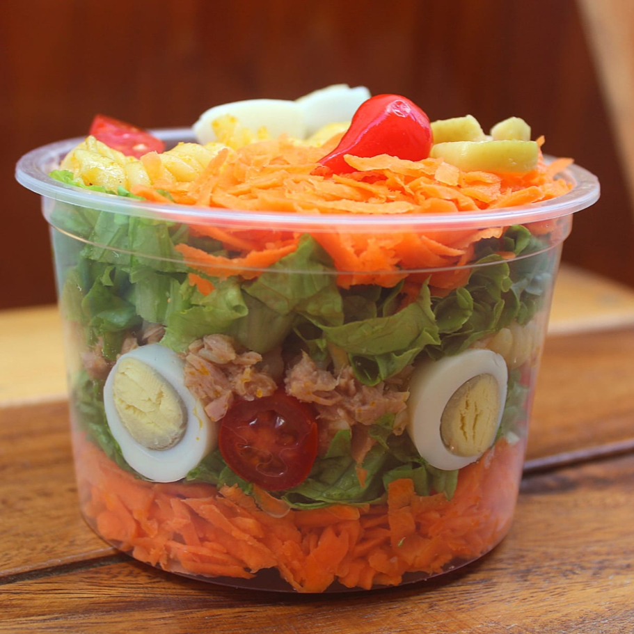 Atum, cenoura, tomate cereja, ovo de codorna, azeitona, alface.