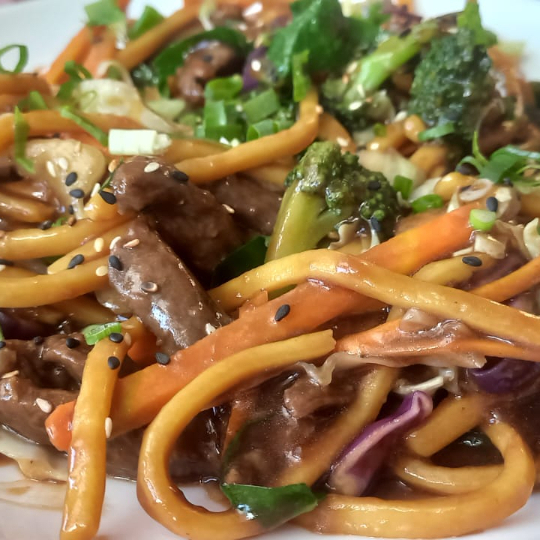 Macarrão artesanal, carne bovina e mix de legumes (pesa aprox. 600 gramas)