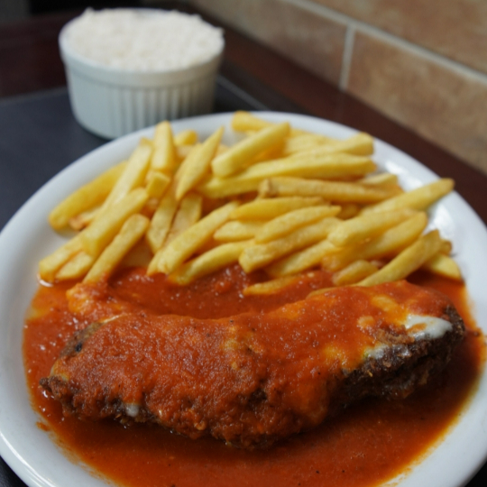 Servido com arroz e batata frita.