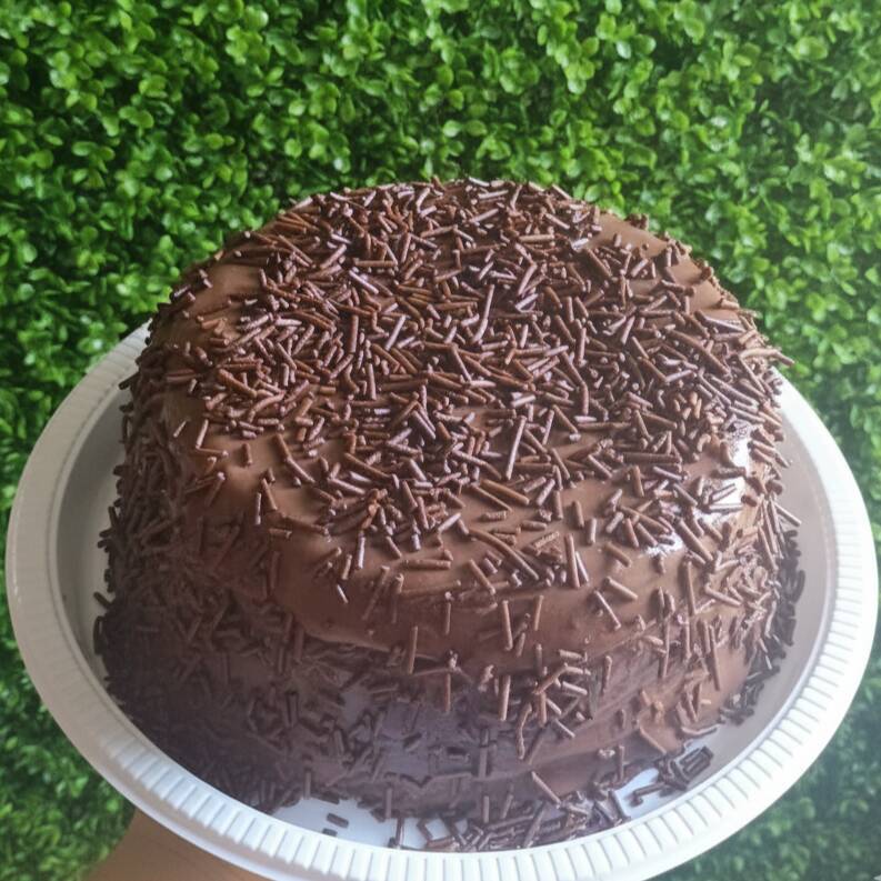Massa branca fofinha e leve, feita para derreter na boca, coberta com um brigadeiro cremoso, intenso e abundante, que escorre como um verdadeiro vulcão de chocolate. Cada fatia é o equilíbrio perfeito entre suavidade e chocolate na medida certa. Peso médio: 1kg. Tamanho do bolo: 18cm. Rendimento: 6 a 8 fatias generosas