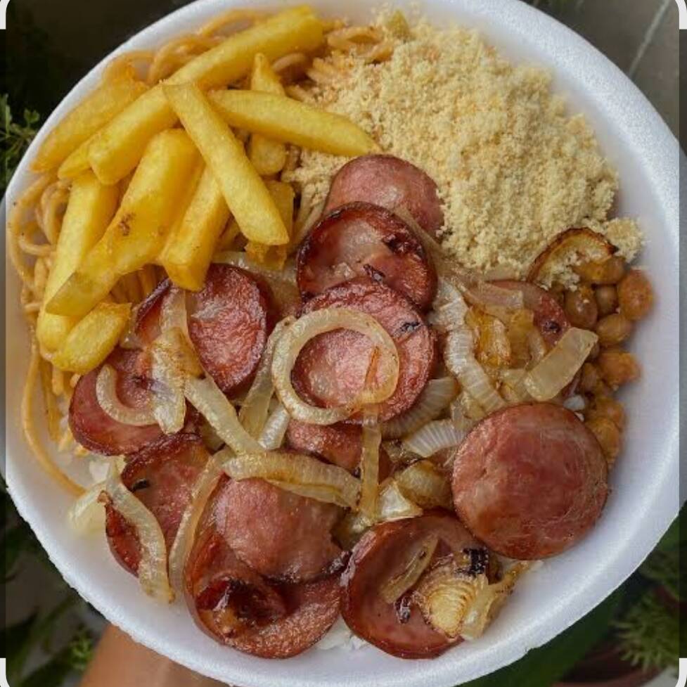 Calabresa acebolada, arroz, feijão, farofa de cenoura e batata frita.