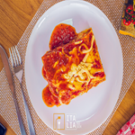 Lasanha recheada com muçarela, presunto, carne moída e nosso maravilhoso molho vermelho. (Aprox. 500g)