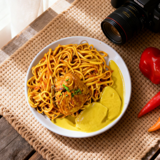 Tallarín Rojo con Pollo y Papa a la Huancaína