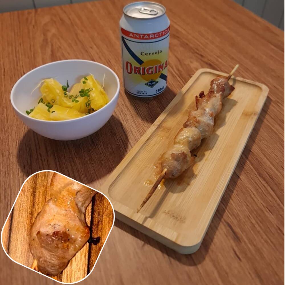 Espeto de lombo suíno, com mandioca.