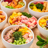 Quer um poke mais generoso? Aqui você monta do jeito que quiser! Entre 500 e 600g de delícias com 2 proteínas, 4 acompanhamentos, 2 toppings e 2 molhos. Mais opções, mais sabor, do seu jeito.