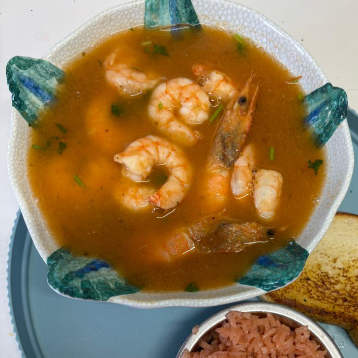 Medio Caldo de Camaron y Coca Cola